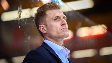 Trainer Alexander Sulzer von den Fischtown Pinguins steht auf der Trainerbank.