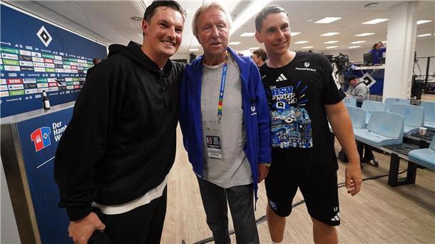 Feuerwerk, Bierdusche, Autokorso: HSV feiert den Aufstieg Trainer-Duo mit Legende: HSV-Trainer Merlin Polzin (l), Co-Trainer Loic Favé (r) und Nachwuchsdirektor Horst Hrubesch.