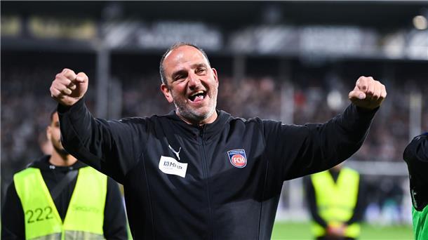 Trainer Frank Schmidt vom 1. FC Heidenheim jubelt