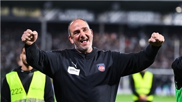 Trainer Frank Schmidt vom 1. FC Heidenheim jubelt