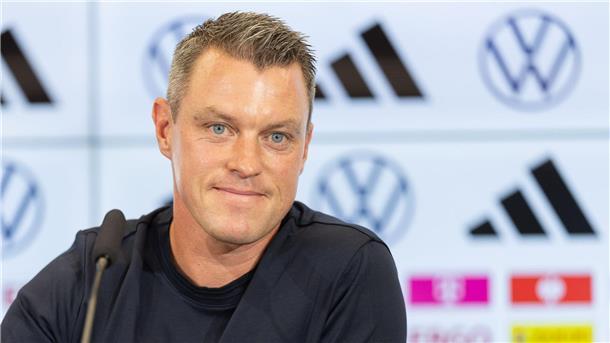Deutsches U19-Team besiegt Irland zum Quali-Abschluss Trainer Hanno Balitsch darf sich über eine starke EM-Qualifikation der U19 freuen