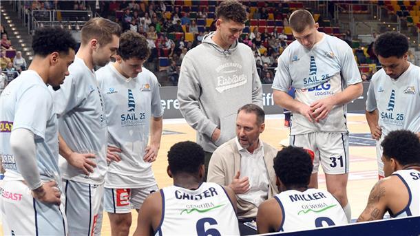 Eisbären feiern Heimsieg gegen Phoenix Hagen Trainer Steven Esterkamp (Mitte) ist glücklich über die Siege seiner Mannschaft, zufrieden ist der 43-Jährige nach eigener Aussage aber nie.