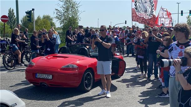 Die große Abschlussfeier der Pinguins: Bremerhaven feiert seine Eishockey-Helden Trainer Thomas Popiesch macht ein Erinnerungsfoto.