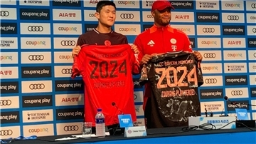 Trainer Vincent Kompany (r) mit Bayerns Südkorea-Star Minjae Kim vor dem Testspiel gegen Tottenham.