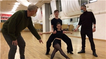 Training unter Corona-Bedingungen: TSG-Präsident Horst Beer (links) und Trainer Dirk Buchmann (rechts) mit Levin Haack und Claudia Zwanzig, die gemeinsam im A-Team tanzen.