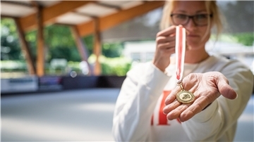 Trainingswettkampf "Corona Cup 2020" in der Rollsportanlage im Bürgerpark: ERC-Rollkunstlauf-Trainerin Constance Hoßfeld-Seedorf zeigt die extra für den Cup angefertigten Medaillen.