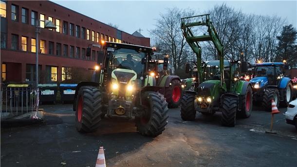 Land lehnt Sparpläne für Bauern ab: So reagiert das Kreislandvolk Wesermarsch Traktoren vor einem dreigeschossigen Gebäude