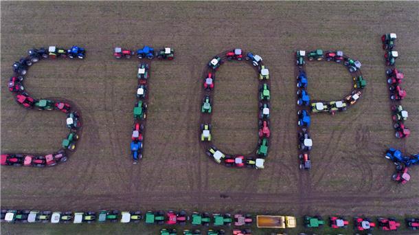 Frankreichs Bauern wollen Druck mit Protestaktionen erhöhen Traktoren bilden bei einer Protestaktion von französsichen Landwirten das Wort „STOP“.