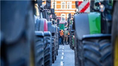 Traktoren versperren eine Straße