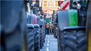Traktoren versperren eine Straße