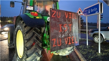 Traktoren von Bauern aus der Umgebung von Wittenberg blockieren die Zufahrt zur A9 bei Coswig.
