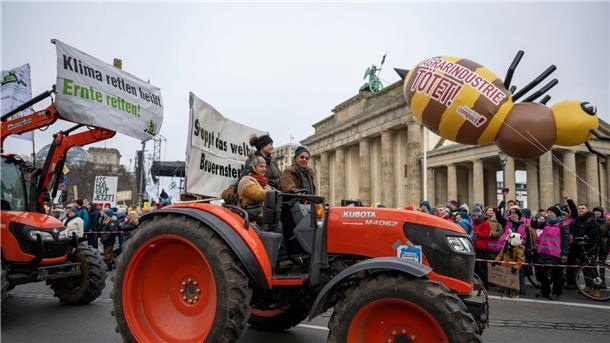 Traktoren vor dem Brandenburger Tor.