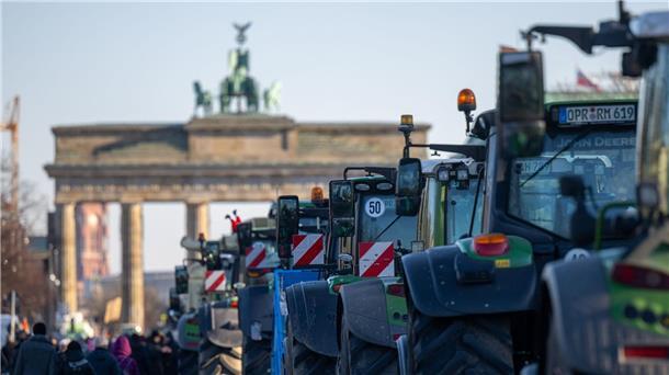 Traktoren vor dem Brandenburger Tor auf der Straße des 17. Juni.