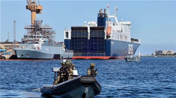 Transportschiff „Ark Germania“ mit schwerem Militärgerät kurz vor dem Auslaufen nach Litauen.