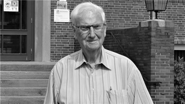 Ein älterer Mann vor einem Gebäude. Kurt Winterboer ist im Alter von 86 Jahren verstorben.