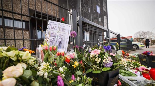 Zeugen Jehovas gedenken am Samstag der Opfer der Amoktat Trauer vor dem Eingangsbereich des Gemeindehauses der Zeugen Jehovas in Hamburg.