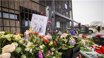 Trauer vor dem Eingangsbereich des Gemeindehauses der Zeugen Jehovas in Hamburg.