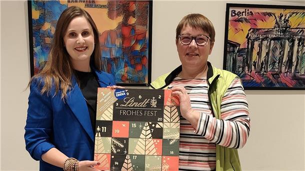 Trauerbegleiterin Nora Buse (links) freut sich über das Präsent aus den Händen der Gnarrenburger Landfrauen-Vorsitzenden Andrea Garms.