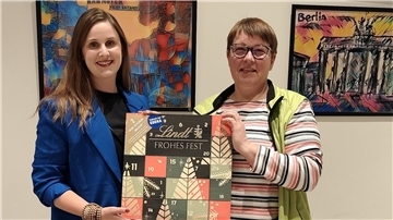 Trauerbegleiterin Nora Buse (links) freut sich über das Präsent aus den Händen der Gnarrenburger Landfrauen-Vorsitzenden Andrea Garms.