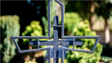 Trauerfeiern finden dieser Tage im Freien statt. Sämtliche Friedhofskapellen sind gesperrt. Außerdem dürfen nur Angehörige aus dem engsten Familienkreis daran teilnehmen. Bei den Katholiken sind es maximal 20, bei den Evangelen zehn Personen.