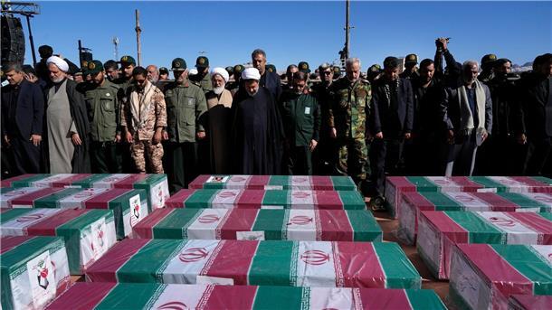 Nach Anschlag: Irans Geheimdienst meldet neun Festnahmen Trauernde beten bei einer Trauerzeremonie für die Anschlagsopfer im Iran.