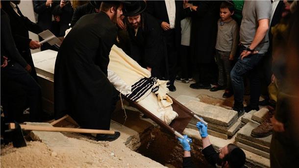Deutsche von Hamas entführt - Evakuierungsflüge Trauernde nehmen an der Beerdigung eines israelischen Soldaten in Jerusalem teil.