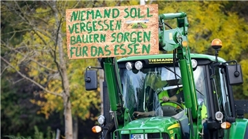 Trecker auf dem Weg durch Debstedt/Langen zur Kundgebung.