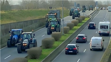 Trecker-Konvoi durch den Wesertunnel