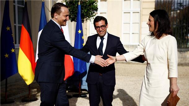 Gemeinsamer Kampf gegen russische Desinformation Treffen in La Celle Saint-Cloud: Annalena Baerbock und ihre Amtskollegen aus Frankreich, Stephane Sejourne (M), und Polen, Radoslaw Sikorski.