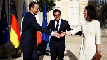 Treffen in La Celle Saint-Cloud: Annalena Baerbock und ihre Amtskollegen aus Frankreich, Stephane Sejourne (M), und Polen, Radoslaw Sikorski.