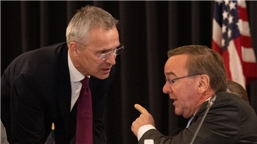 Treffen in Ramstein: Bundesverteidigungsminister Boris Pistorius im Gespräch mit Nato-Generalsekretär Jens Stoltenberg (l).