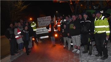 Menschen vor einem Trecker