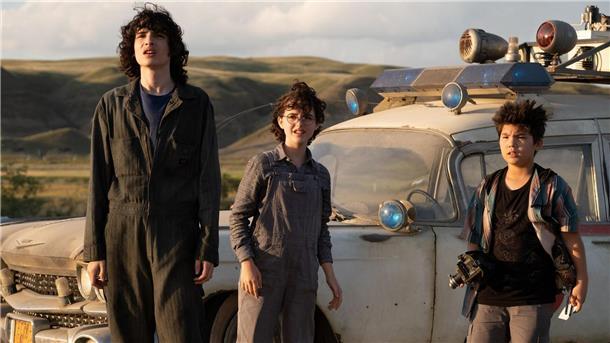 „Ghostbusters: Legacy“ im ZDF Trevor (Finn Wolfhard, l.), seine Schwester Phoebe (Mckenna Grace, M.) und Podcast (Logan Kim) in einer Szene aus „Ghostbusters: Legacy“