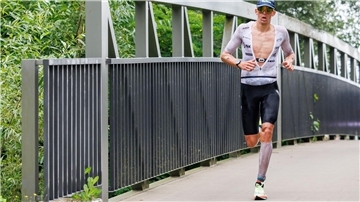 Triathlet Magnus Ditlev holt sich den Sieg in Roth.
