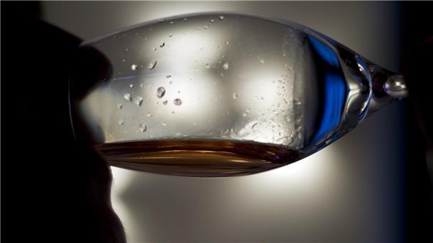 Trinken hat für viele Menschen nichts mehr mit Genuss zu tun. Die Anonymen Alkoholiker wissen, dass der regelmäßige Griff zum Glas schlimme Folgen haben kann. 