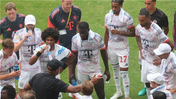 Hitze, Camp, Strapazen: Drastische WM-Lehren für Nagelsmann Trinken ist wichtig. Und Trinkpausen können die Trainer auch für taktische Korrekturen nutzen, wie hier Bayern-Coach Vincent Kompany (unten links).