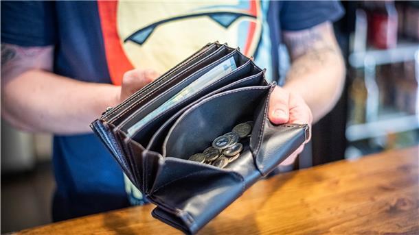 Trinkgeld in Corona-Zeiten: Motato-Restaurantinhaber Gregor Lewicki öffnet seine Trinkgeldbörse und erklärt, das vor allem die bargeldlose Zahlung während der vergangenen Monate in seinem Laden zugenommen habe.