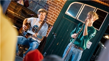 Tristan Stadtler (rechts) singt und schreibt die Texte, Mathis Schröder spielt Gitarre und Klavier.