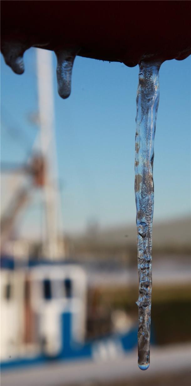 Tropft Wasser wie hier im Wremer Kutterhafen bei Temperaturen unter Null Grad an einer Oberfläche ab, entsteht ein Eiszapfen.