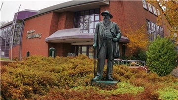 Gebäude mit Statue davor