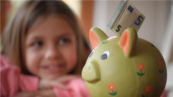 Trotz anhaltender Nullzins-Phase: Sparen gilt – in gewissem Umfang und nicht nur für Kinder – immer noch als sinnvoll.