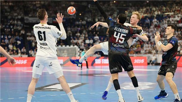 Kiel, Flensburg und Melsungen stehen im Final-Turnier Trotz Bedrängnis spielt Eric Johansson den Ball auf seinen Kieler Mitspieler Hendrik Pekeler (l).