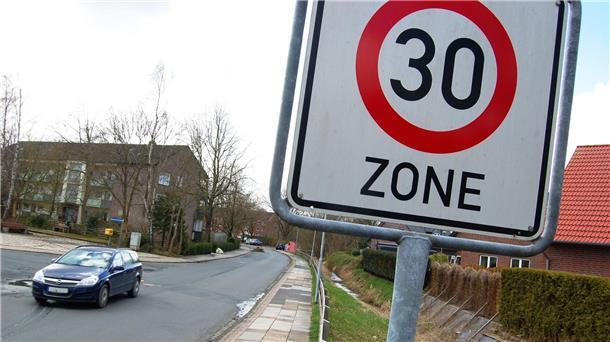 Bild von einem Tempo-30-Zonen-Schild und einem vorbeifahrenden Auto in der Nordenhamer Hermann-Ehlers-Siedlung
