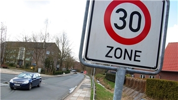 Bild von einem Tempo-30-Zonen-Schild und einem vorbeifahrenden Auto in der Nordenhamer Hermann-Ehlers-Siedlung