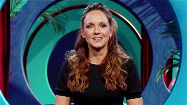 Trotz Corona kehrt Carolin Kebekus mit einer neuen Personality-Show auf den Bildschirm zurück. Deutschlands Comedy-Queen zeigt wieder Haltung und präsentiert ihren ganz eigenen Blick auf die Welt – persönlicher, bissiger und aktueller denn je.