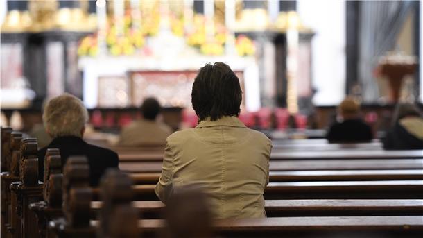Trotz der strikten Kontaktbeschränkungen sind Zusammenkünfte mit bis 100 Personen in Ausnahmefällen - etwa Gottesdiensten - zulässig.
