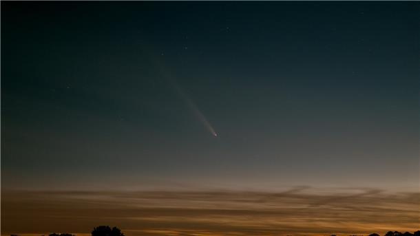 Trotz dichter werdender Wolken konnten Martina und Michael Schröder den Kometen C/2023 Tsuchinshan-ATLAS auf dem Ackerberg in Oerel fotografieren.