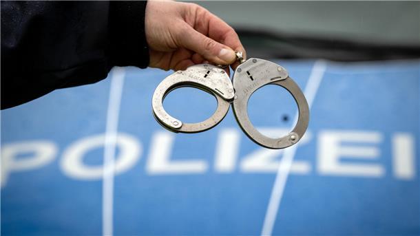 Kontrollierter Radfahrer entpuppt sich als Drogendealer Handschellen