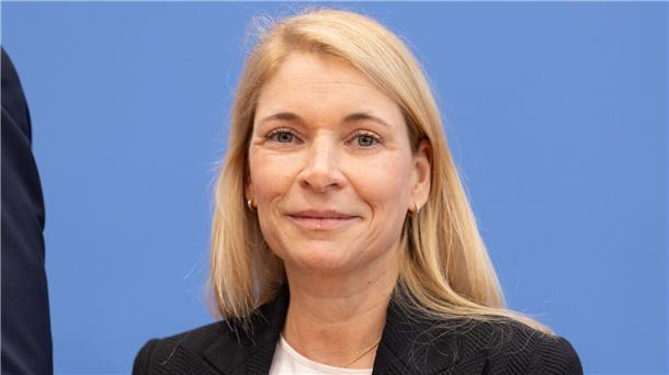 Palla vom Aufsichtsrat zur neuen Bahnchefin berufen Trotz Gegenstimmen: Evelyn Palla ist vom Aufsichtsrat der Deutschen Bahn zur neuen Konzernchefin berufen worden.