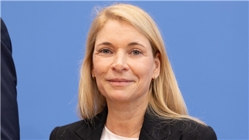 Palla vom Aufsichtsrat zur neuen Bahnchefin berufen Trotz Gegenstimmen: Evelyn Palla ist vom Aufsichtsrat der Deutschen Bahn zur neuen Konzernchefin berufen worden.